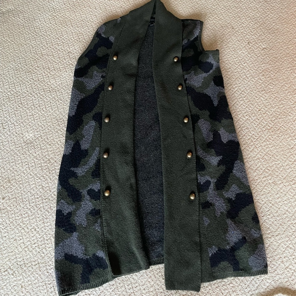 Camo long sleeveless cardigan
